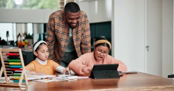 Evde Okul Babası Tablet Öğrenen Çocuklar Internette Arama Yapmak Internette — Stok video