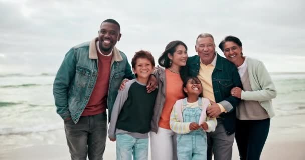 Μεγάλη Οικογένεια Πρόσωπο Χαρούμενος Στην Παραλία Αγάπη Ταξίδια Και Συγκόλληση — Αρχείο Βίντεο