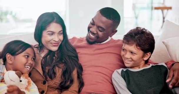 Vrouw Vader Kinderen Gelukkig Bank Voor Familie Ontwikkeling Verbroedering Ontspannen — Stockvideo