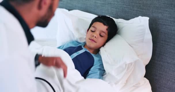 Läkare Barn Och Säng Med Panna Kontrollerar Temperatur Feber Och — Stockvideo