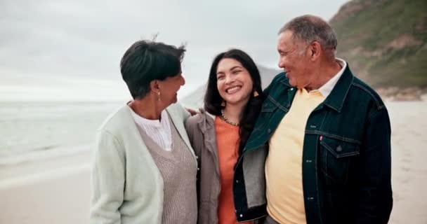 Praia Rosto Mulher Com Pais Seniores Natureza Para Abraço Apoio — Vídeo de Stock