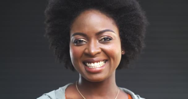 若い黒人女性 ジョーク ポジティブな態度 灰色の背景に髪を浮かべました 自信と幸せと面白いクローズアップを備えたモデルの肖像画 アフリカの人とユーモア — ストック動画