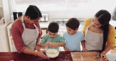 Büyükanne, anne ile mutfakta yemek pişiren yumurta ya da çocuklar aile evinde yemek tarifi öğreniyor. Kardeşler, gelişim ya da gurur duyan büyükanneler çocuklara un kasesiyle kurabiye için yardım ediyor ya da öğretiyorlar..