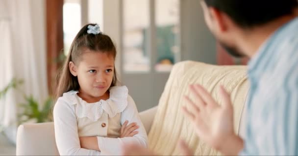 Wütender Vater Beschimpft Seine Tochter Wohnzimmer Ihres Elternhauses Wegen Konflikten — Stockvideo