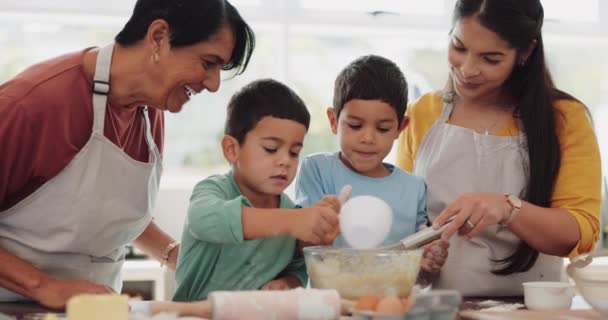 高五或快乐的孩子和妈妈一起烘焙在家里的厨房学习烹饪 团队合作的成功 庆祝目标或自豪的祖父母帮助或教导孩子们搅拌面碗 — 图库视频影像