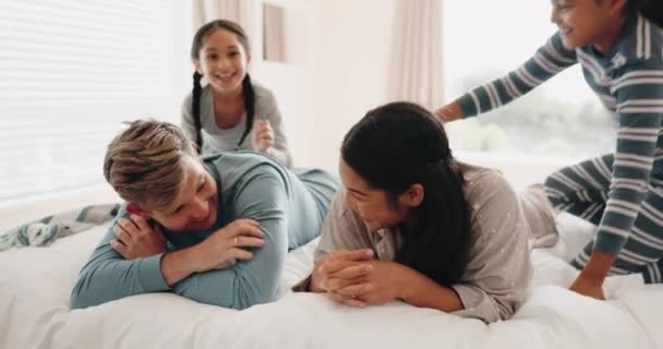 床和快乐的家庭在卧室里和父母一起玩耍 就像和快乐联系在一起一样 孩子们对父母有爱心或关心 孩子们和爸爸妈妈在家里 — 图库视频影像