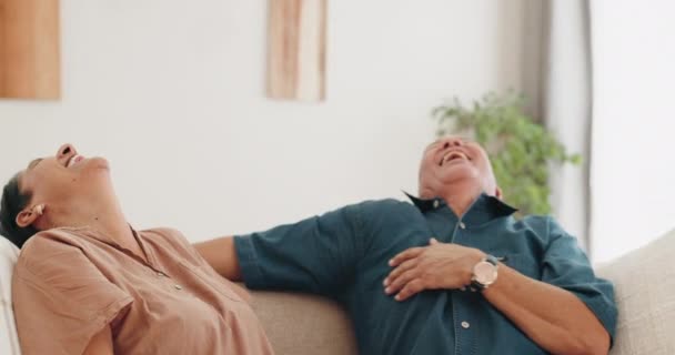 Lachend Grappig Senior Koppel Gesprek Praten Discussiëren Bank Woonkamer Huwelijk — Stockvideo