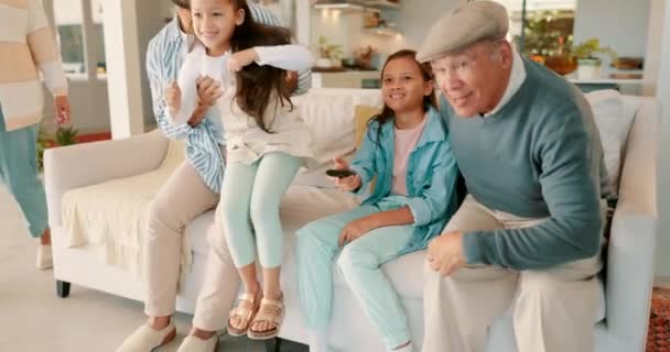 Entspannen Liebe Und Große Familie Fernsehen Auf Dem Sofa Bindung — Stockvideo