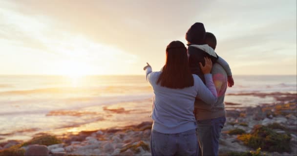 与家人一起在海滩旅行 拥抱和海滨探险 与父母和孩子一起度假 爱和自由 — 图库视频影像
