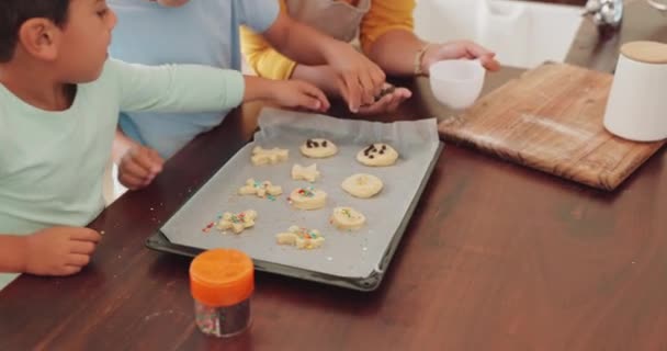 Cookies Μαμά Παιδιά Ψήσιμο Στην Κουζίνα Μια Ευτυχισμένη Οικογένεια Αδέλφια — Αρχείο Βίντεο