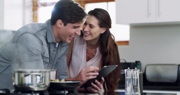 快乐的夫妻 平板电脑和聊天在厨房与在线 食谱或食物博客 妇女或已婚男子 采用信息 配料或健康饮食指导的烹调技术 — 图库视频影像