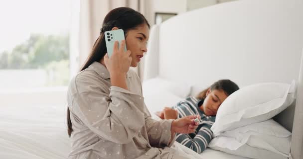 Υπνοδωμάτιο Τηλεφώνημα Μητέρα Και Παιδί Άρρωστοι Από Τον Της Γρίπης — Αρχείο Βίντεο