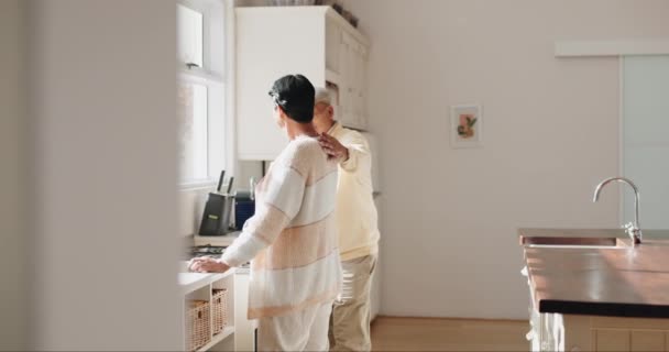 Küche Glückliche Und Ältere Paare Langsam Tanzen Wellness Und Genießen — Stockvideo