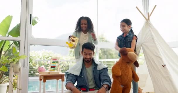 Teddy Beruang Ayah Dan Anak Perempuan Dengan Mahkota Ruang Tamu — Stok Video
