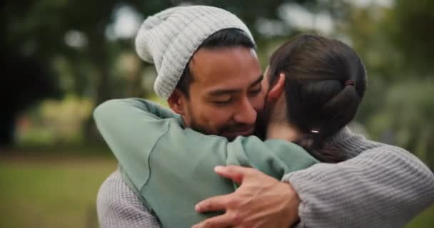 Ευτυχία Αγκαλιά Και Ζευγάρι Αγάπη Πάρκο Και Ευτυχία Υποστήριξη Ρομαντική — Αρχείο Βίντεο
