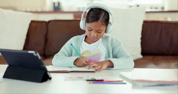带着平板电脑的女孩 带着想法 决定和问题的教育和学习 具有技术 知识和发展以及创造性活动的女童 儿童和学生 — 图库视频影像