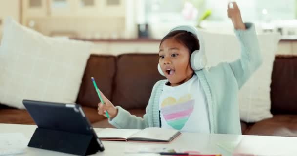 小女孩 平板电脑和问题在电子学习 虚拟教室或教育和知识在家里 兴奋的孩子在客厅用远程问答 在线学习或技术回答问题 — 图库视频影像