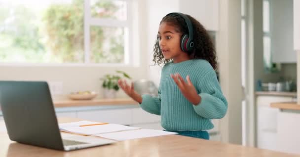 Laptop Słuchawki Learning Dzieckiem Mówiącym Prezentacji Lekcji Lub Czytania Mowy — Wideo stockowe