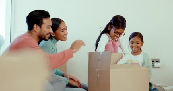 父亲和孩子们在新家寻欢作乐 玩具玩乐或欢庆新的开始 带着纸板箱搬家 兴奋地在家里玩耍 — 图库视频影像