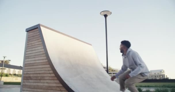 Skate Skok Muž Skateboardem Rampě Pro Cvičení Rekreační Hobby Dobrodružství — Stock video