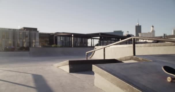 Коньки Прыжки Человек Скейтбордом Парке Физических Упражнений Отдыха Приключений Свежем — стоковое видео