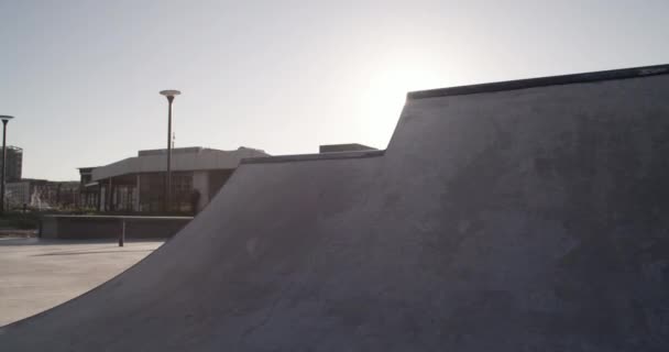 Солнечный Свет Прыжки Человек Скейтбордом Парке Физических Упражнений Отдыха Приключений — стоковое видео