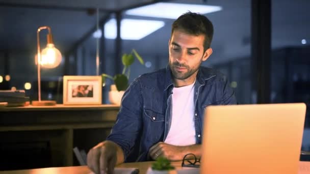 Mann Büro Und Arbeit Spät Zur Deadline Laptop Für Forschungsplanung — Stockvideo