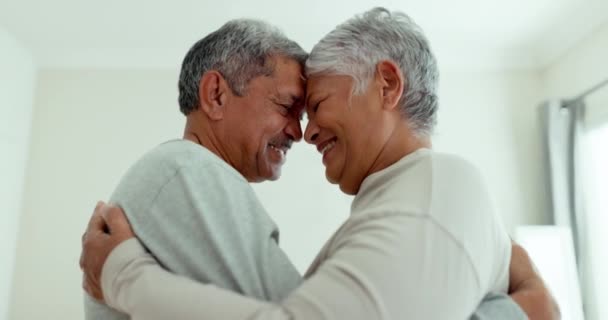 Umarmung Haus Und Seniorentanz Glück Und Ruhestand Mit Romantik Guter — Stockvideo