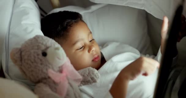 Natt Säng Och Ett Barn Med Tablett För Internet Tecknad — Stockvideo