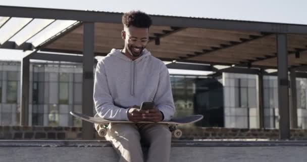 Telefono Città Skateboard Uomo Digitando Divertente Post Sui Social Media — Video Stock