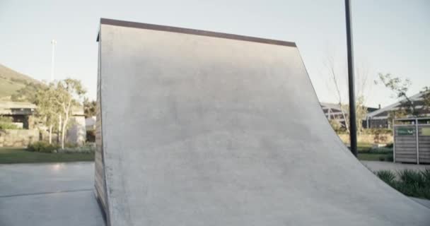 Коньки Рафты Человек Скейтбордом Городе Физических Упражнений Отдыха Приключений Свежем — стоковое видео