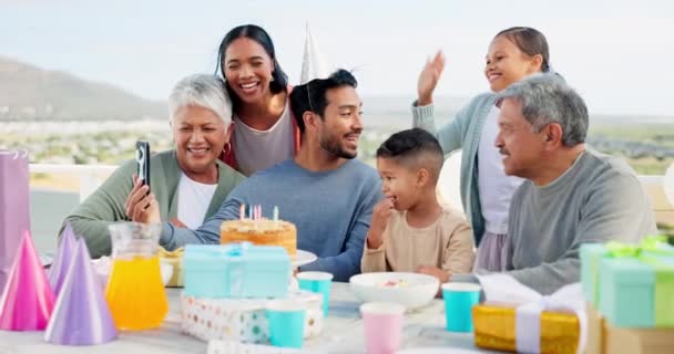 视频电话和大家庭在一个聚会庆祝与甜点蛋糕和礼物或礼物 人们在一个虚拟的谈话中和年轻人一起庆祝生日 — 图库视频影像