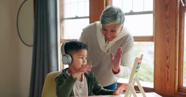 高中五年级 快乐的祖父母或有家庭作业的孩子为动机的支持 成功或孩子的成长 耳机或聪明的孩子与骄傲的祖母一起为目标或指标数数 — 图库视频影像