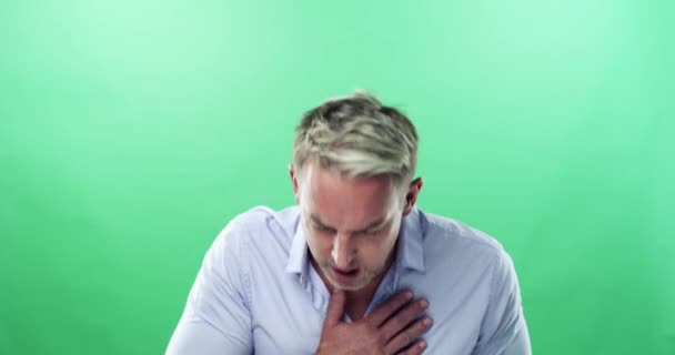 Zelená Obrazovka Stres Bolest Hrudi Muže Kašle Studiu Chřipkou Nemocné — Stock video
