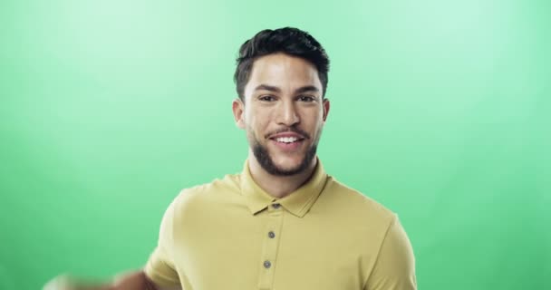 Pantalla Verde Cara Hombre Con Mano Apuntando Usted Estudio Para — Vídeos de Stock