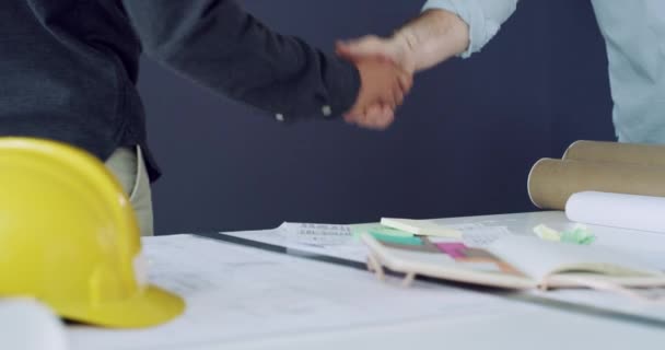 Teknik Handslag Och Män Möte Kontoret För Industriellt Projektsamarbete Lagarbete — Stockvideo