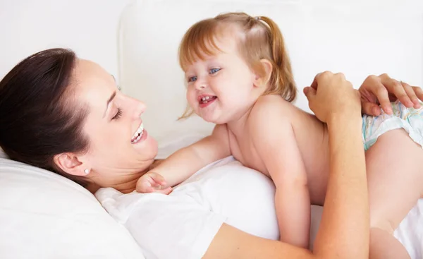 Bebé Madre Riendo Abrazarse Sofá Con Jugar Relajarse Crianza Sala —  Fotos de Stock