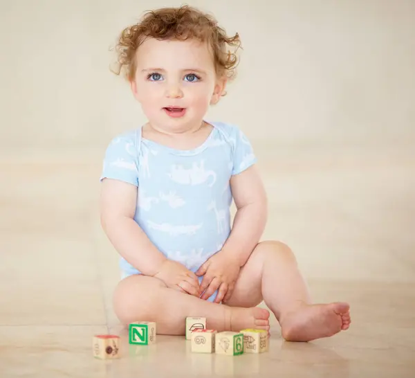 Baby Jongen Blokken Voor Het Bouwen Vloer Glimlach Met Ontwikkeling — Stockfoto