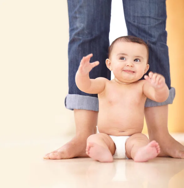 子供の発達 幸せな子育てのために床に座っている赤ちゃん おむつは足で地面に 笑顔で成長 ケアのために遊びます — ストック写真