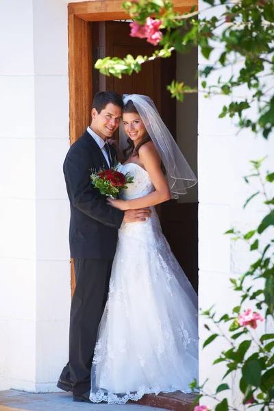Glada Par Porträtt Och Kram Bröllop För Äktenskap Kärlek Eller — Stockfoto