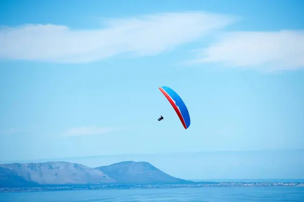 Pilot Paraşüt Yamaç Paraşütü Mavi Gökyüzünde Uçmak Özgürlük Cesaret Için — Stok fotoğraf