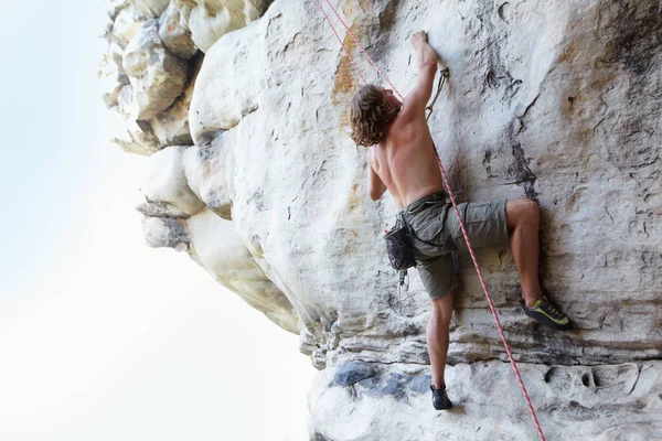 Homem Escalada Aventura Corda Montanha Desafio Esportivo Desempenho Risco Pedra — Fotografia de Stock