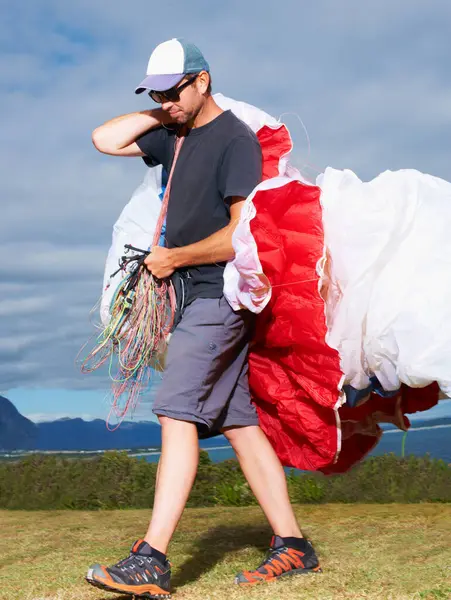 Equipo Paracaídas Hombre Naturaleza Para Deporte Sonrisa Cuerdas Para Ejercicio — Foto de Stock