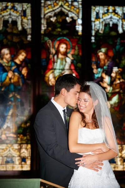 Gelukkige Paar Knuffel Kus Bruiloft Kerk Voor Het Huwelijk Liefde — Stockfoto