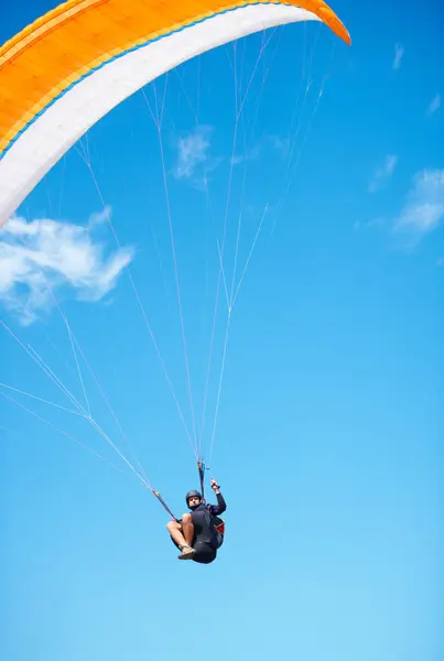 Dostum Yamaç Paraşütü Mavi Gökyüzü Macerası Bulutlarda Şehri Keşfetmek Için — Stok fotoğraf