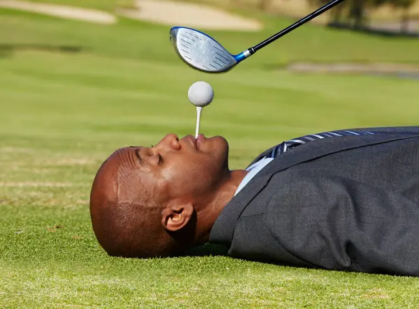Schwarzer Mann Gesicht Und Liegen Auf Dem Golfplatz Mit Abschlag — Stockfoto