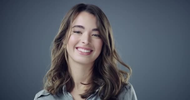 Yüzü Düşüncesi Gülüşü Mutluluğu Kendine Güveni Olan Bir Kadın Portre — Stok video
