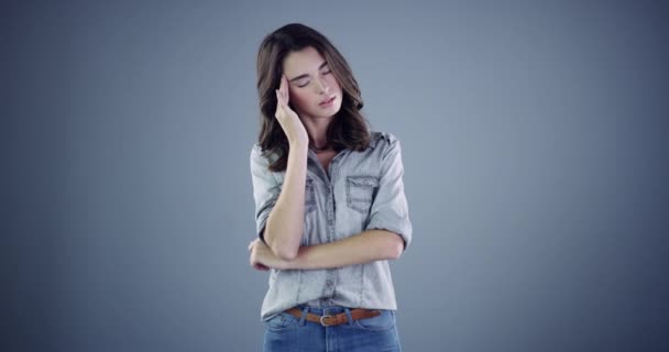 Stres Ból Głowy Lub Wypalenie Kobieta Studio Odizolowana Szarym Tle — Wideo stockowe