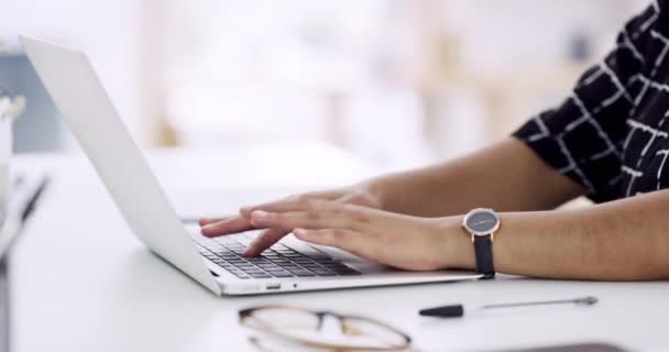Manos Portátil Primer Plano Mujer Escribiendo Oficina Haciendo Investigación Internet — Vídeos de Stock