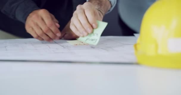 Arquitetura Planejamento Mãos Equipe Com Ideias Com Planta Nota Pegajosa — Vídeo de Stock